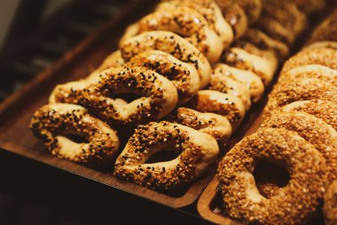 Bir grup çeşit kurabiye. Çikolata parçacıklı, yulaflı, kuru üzümlü, beyaz çikolatalı.