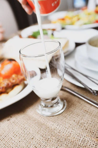 Bebida Turca Ayran Kéfir Mantequilla Leche Hecha Con Yogur —  Fotos de Stock