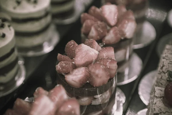 Tabuleiro Com Delicioso Bolo Mesa — Fotografia de Stock