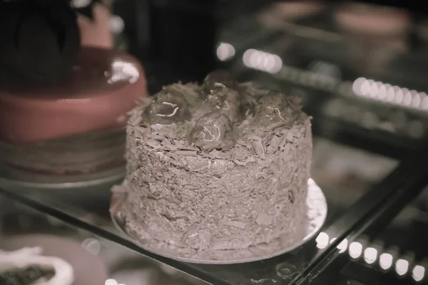 Tabuleiro Com Delicioso Bolo Mesa — Fotografia de Stock