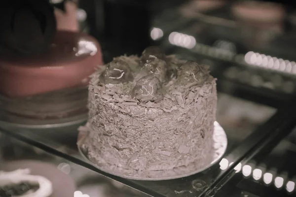 Tabuleiro Com Delicioso Bolo Mesa — Fotografia de Stock