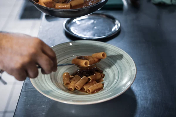 Panela Com Macarrão Fogão Cozinha — Fotografia de Stock