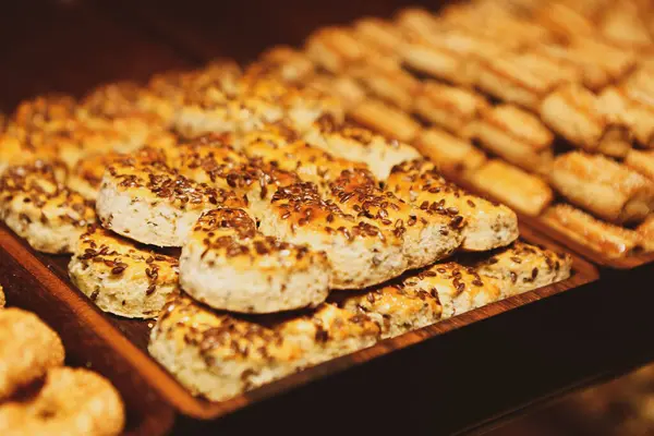 Bir grup çeşit kurabiye. Çikolata parçacıklı, yulaflı, kuru üzümlü, beyaz çikolatalı.