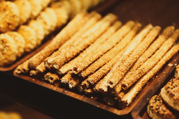 Bir grup çeşit kurabiye. Çikolata parçacıklı, yulaflı, kuru üzümlü, beyaz çikolatalı.