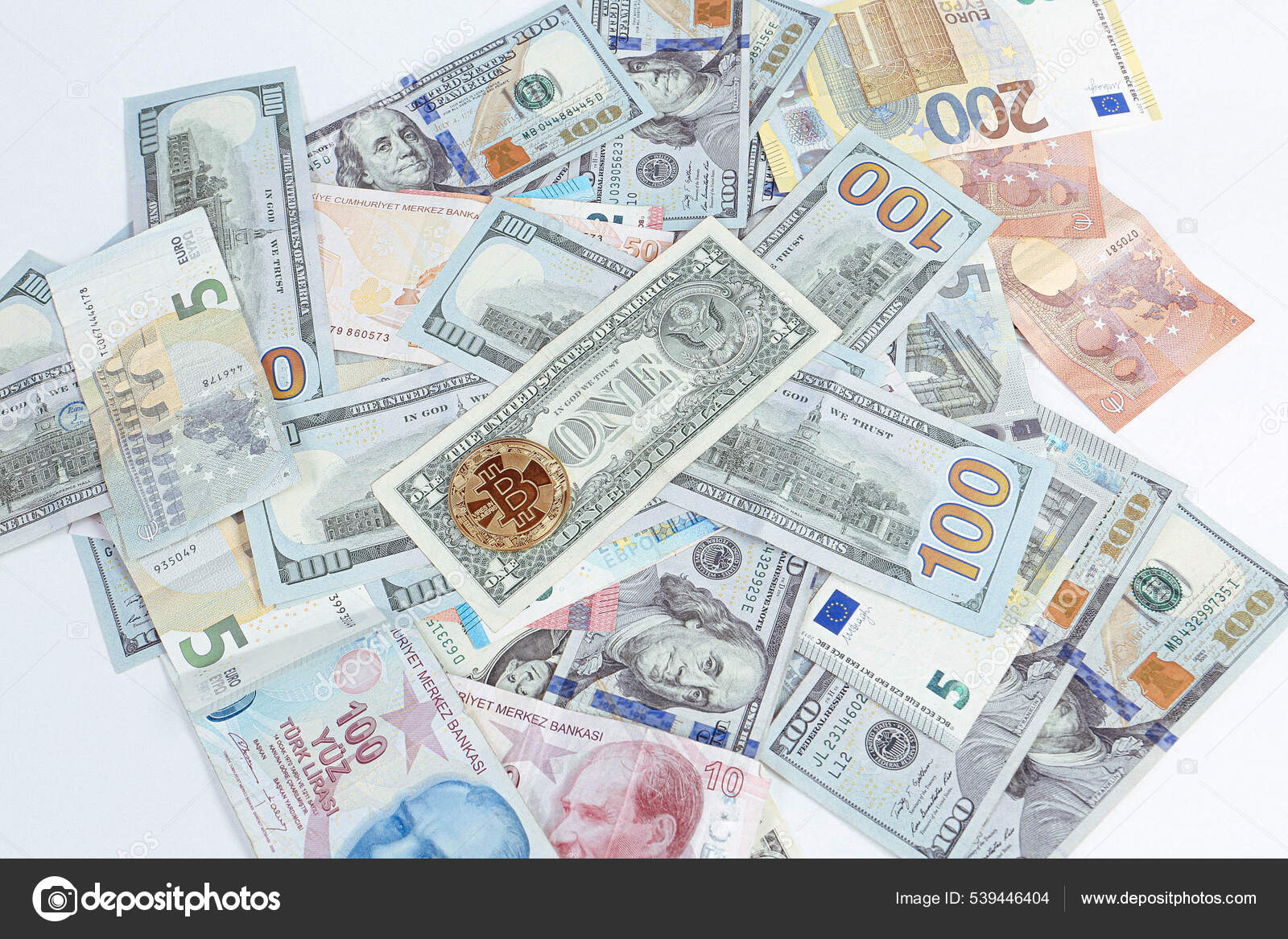 多种欧元现金和硬币不同类型的新一代钞票比特币土耳其里拉—— 库存社论照片© utkudemirsoy #539446404