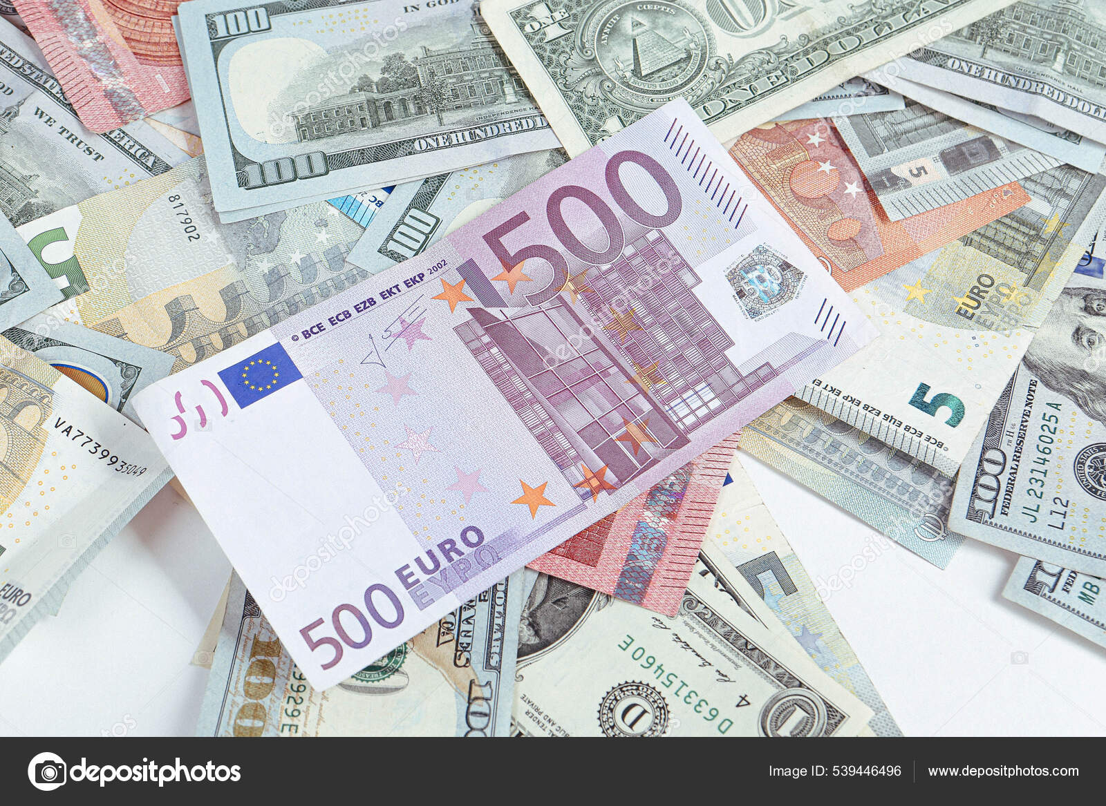 多种欧元现金和硬币不同类型的新一代钞票比特币土耳其里拉—— 库存社论照片© utkudemirsoy #539446496