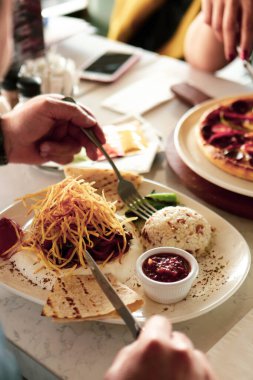 Lezzetli soslu lezzetli klasik İtalyan makarnası..