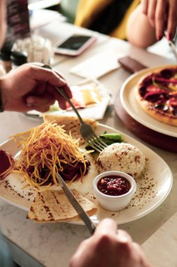 Lezzetli soslu lezzetli klasik İtalyan makarnası..