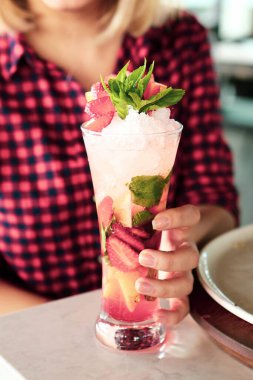 Lokantadaki masada alkol kokteyli.