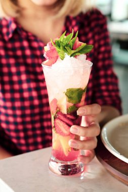 Lokantadaki masada alkol kokteyli.