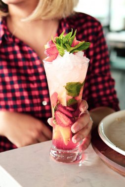 Lokantadaki masada alkol kokteyli.