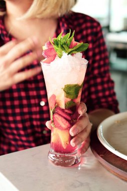 Lokantadaki masada alkol kokteyli.