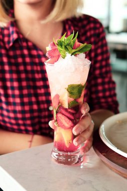 Lokantadaki masada alkol kokteyli.