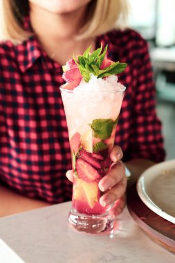 Lokantadaki masada alkol kokteyli.