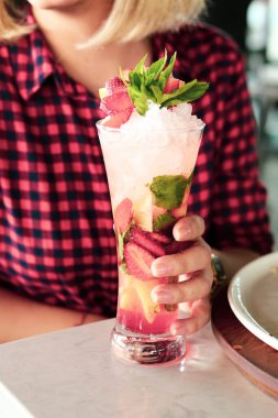 Lokantadaki masada alkol kokteyli.