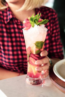 Lokantadaki masada alkol kokteyli.