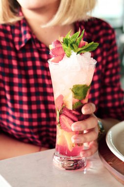 Lokantadaki masada alkol kokteyli.