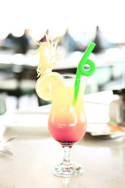 Lokantadaki masada alkol kokteyli.