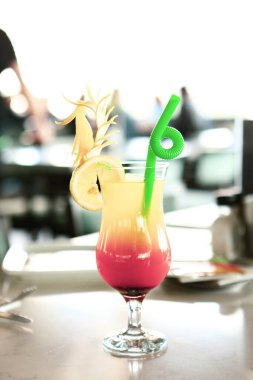 Lokantadaki masada alkol kokteyli.