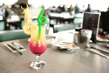 Lokantadaki masada alkol kokteyli.