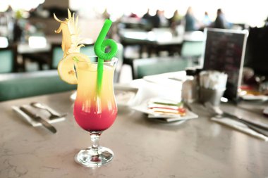 Lokantadaki masada alkol kokteyli.