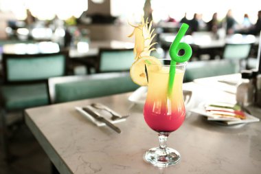 Lokantadaki masada alkol kokteyli.