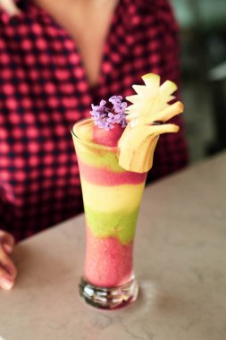 Lokantadaki masada alkol kokteyli.