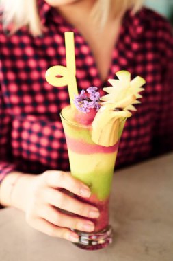 Lokantadaki masada alkol kokteyli.