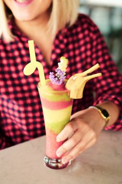 Lokantadaki masada alkol kokteyli.