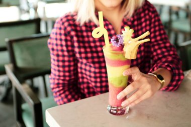 Lokantadaki masada alkol kokteyli.