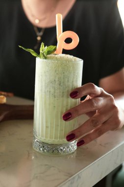 Türk Ayran içmek veya Kefir / ayran yoğurt ile yapılan.