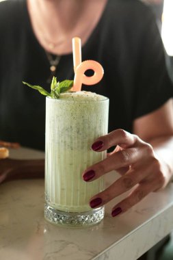 Türk Ayran içmek veya Kefir / ayran yoğurt ile yapılan.