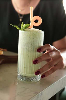 Türk Ayran içmek veya Kefir / ayran yoğurt ile yapılan.