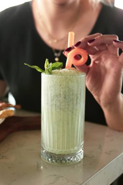 Türk Ayran içmek veya Kefir / ayran yoğurt ile yapılan.