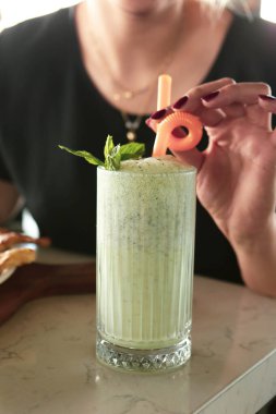 Türk Ayran içmek veya Kefir / ayran yoğurt ile yapılan.