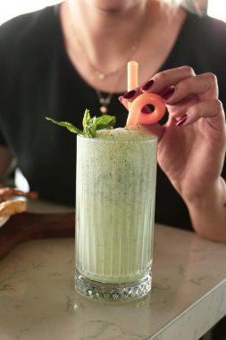 Türk Ayran içmek veya Kefir / ayran yoğurt ile yapılan.