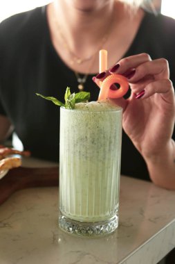 Türk Ayran içmek veya Kefir / ayran yoğurt ile yapılan.