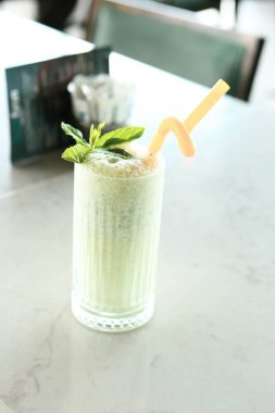 Türk Ayran içmek veya Kefir / ayran yoğurt ile yapılan.