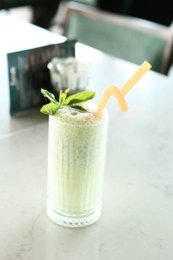 Türk Ayran içmek veya Kefir / ayran yoğurt ile yapılan.