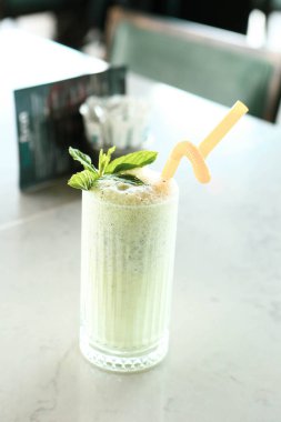 Türk Ayran içmek veya Kefir / ayran yoğurt ile yapılan.