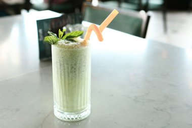 Türk Ayran içmek veya Kefir / ayran yoğurt ile yapılan.