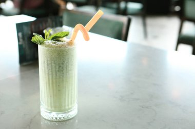 Türk Ayran içmek veya Kefir / ayran yoğurt ile yapılan.