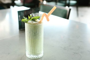 Türk Ayran içmek veya Kefir / ayran yoğurt ile yapılan.