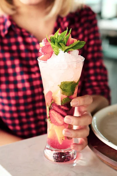 Lokantadaki masada alkol kokteyli.