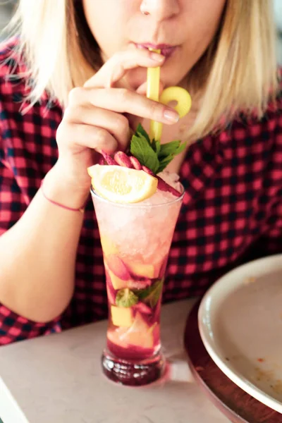 Alkoholdrinkar Bordet Restaurang — Stockfoto