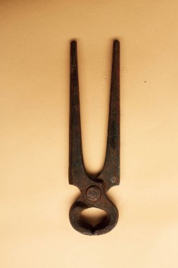 Bir çift paslı meme ucu.