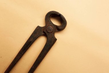 Bir çift paslı meme ucu.