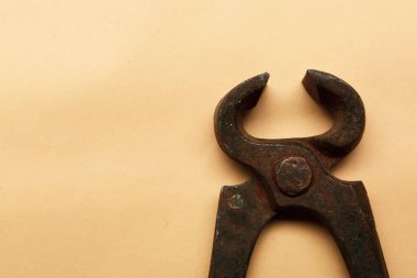 Bir çift paslı meme ucu.