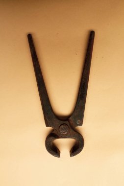 Bir çift paslı meme ucu.