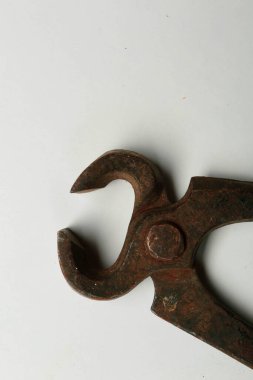 Bir çift paslı meme ucu.